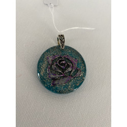 pendentif diam3,5cm  breloque rose fond turquoise